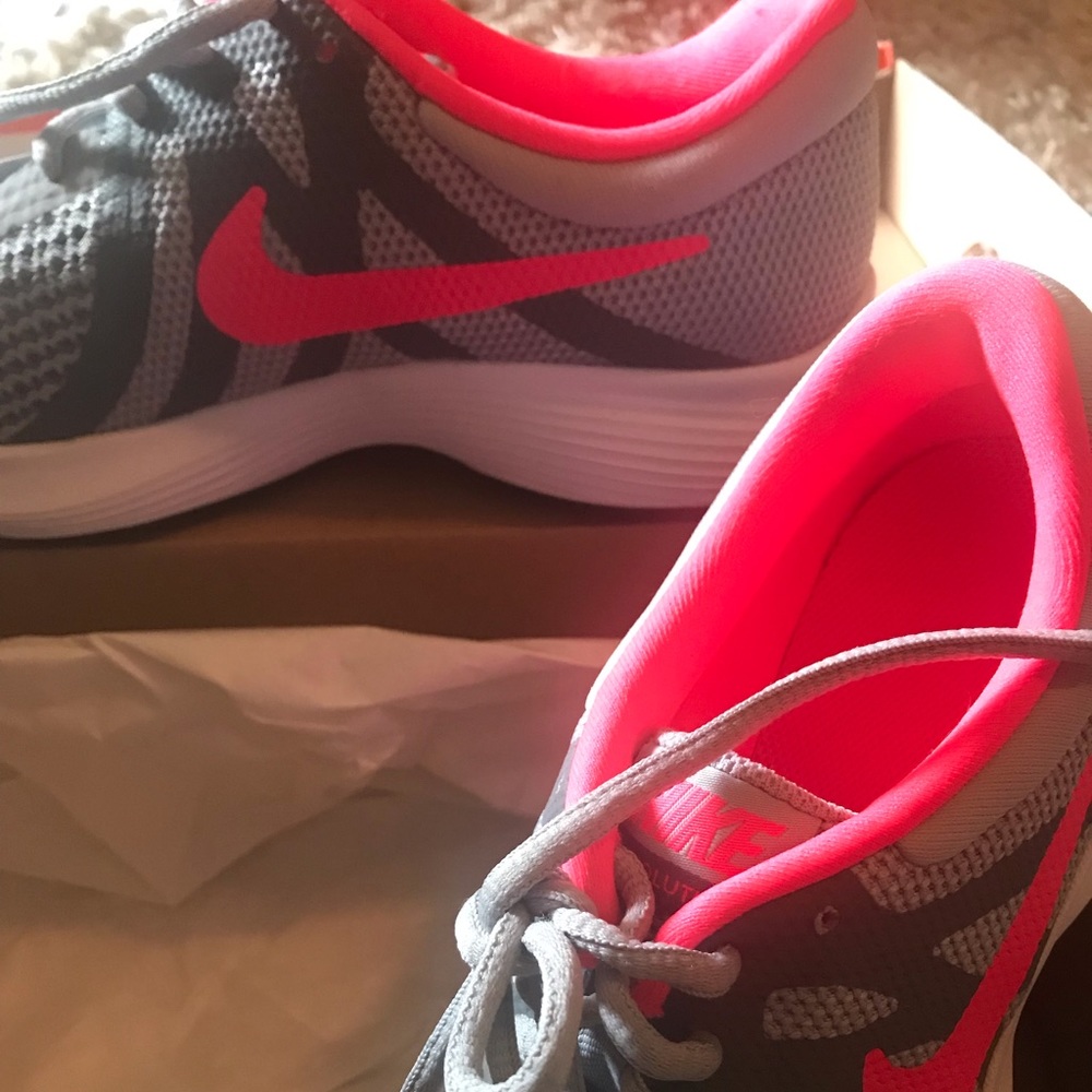 Nike revolution 4 tennis shoes